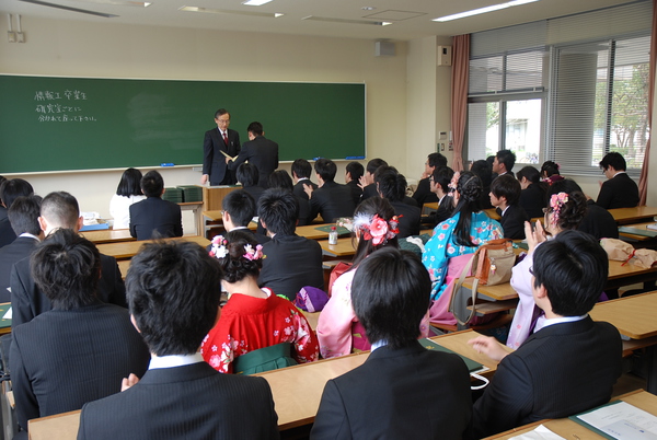 学科長より個別に学位記が授与されました．