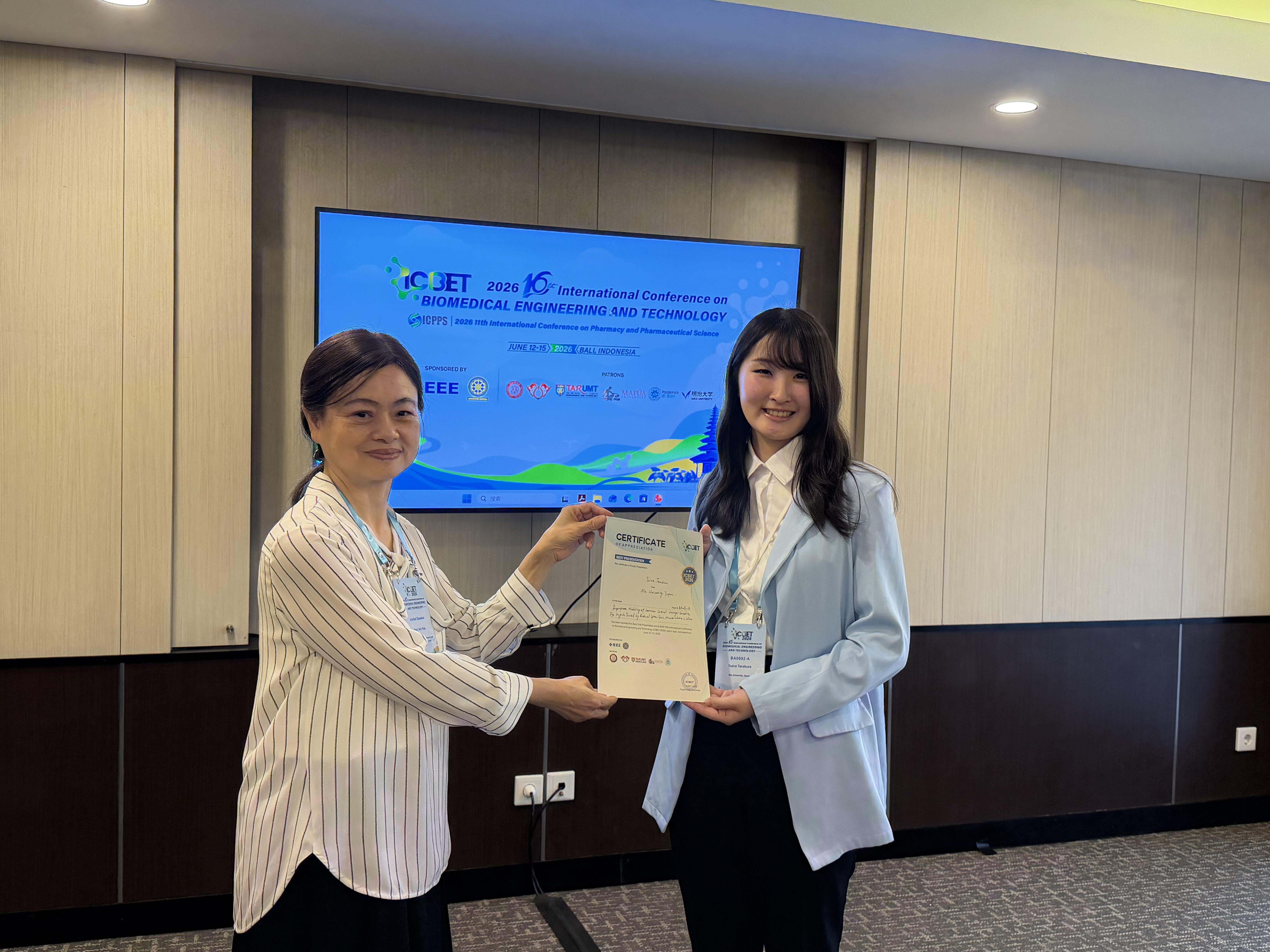 受賞時の様子 (写真右側が寺倉さん)